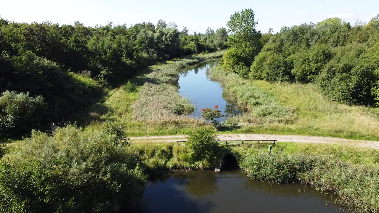 медленный кинематографический полет над мостом с голубой рекой в долине природы, германия