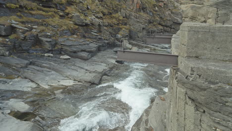 El-Río-Fluye-A-Través-Del-Antiguo-Molino-De-Agua-En-Cámara-Lenta