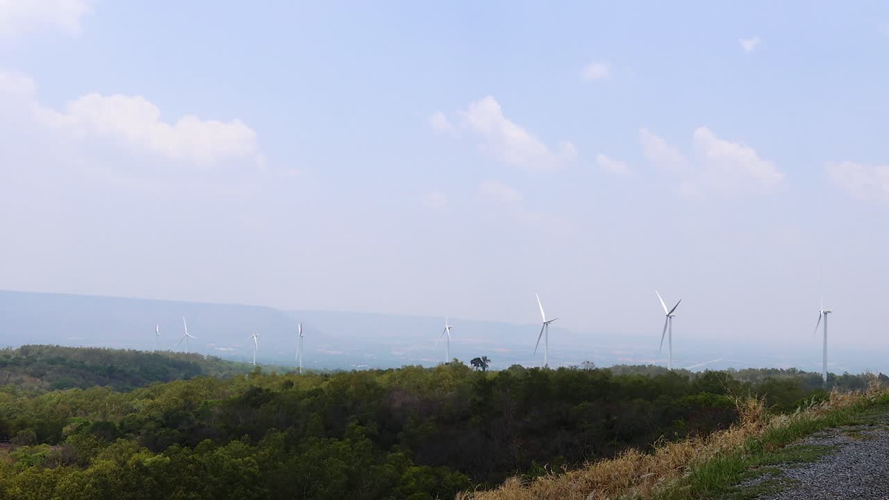 풍력 터빈과 광활한 풍경의 경치
