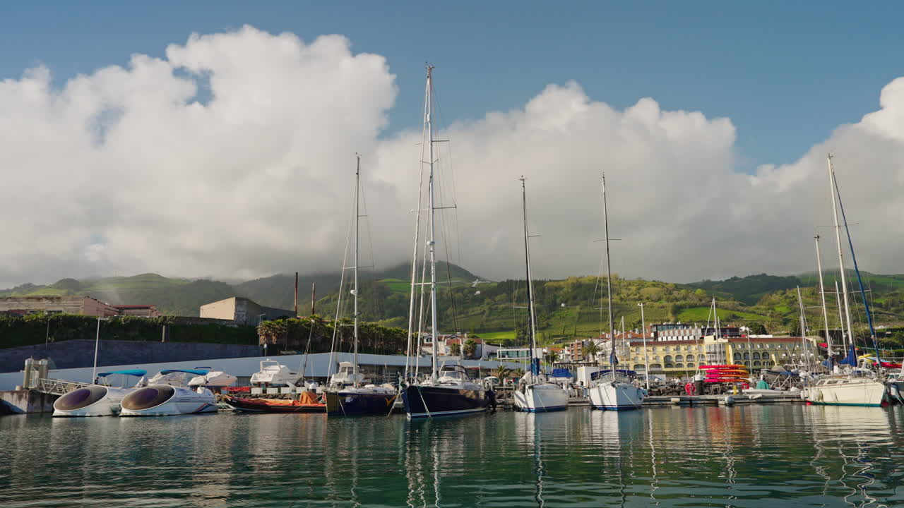 медленный вид парусных лодок, пристыкованных в гавани с моря
