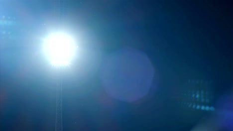 tomada de dolly que revela las luces del estadio de fútbol contra el cielo oscuro, 4k