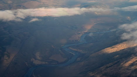 Naturpfad:-Der-Fraser-River-Schlängelt-Sich-Durch-Die-Majestätischen-Berge