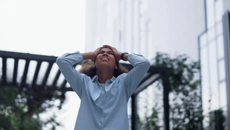 mujer de negocios estresada llorando al aire libre retrato. mujer infeliz y frustrada.