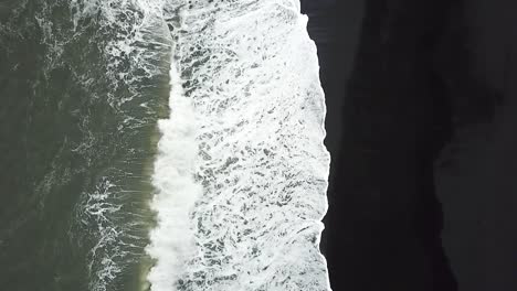 Un-Video-En-Cámara-Lenta-De-Las-Olas-De-La-Playa-De-Icelands-Reynisfjara-Rompiendo-En-La-Orilla