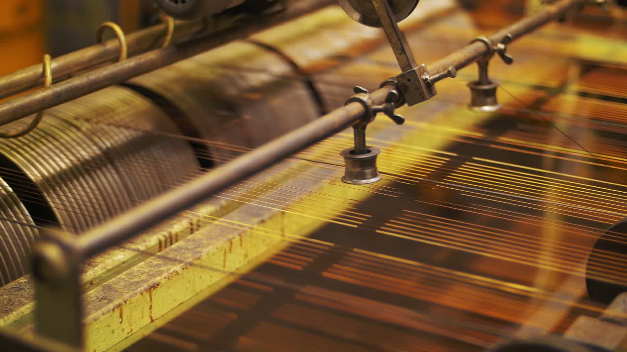 Produzione di filo di rame in uno stabilimento industriale. Cablaggio in rame per motore elettrico.