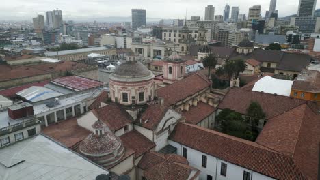 drones se acercan a la catedral principal y a la plaza en el centro histórico de bogotá