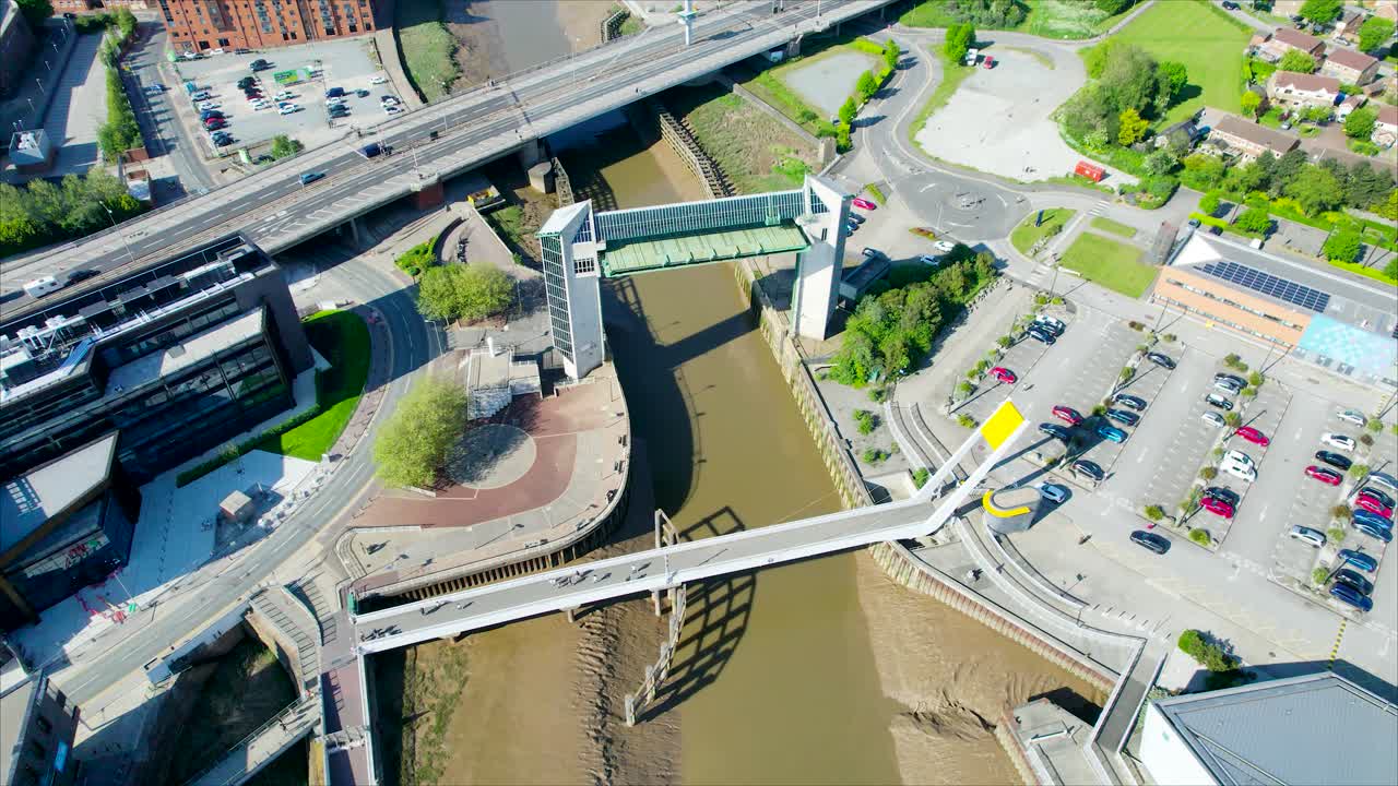 vista aérea de peatones caminando en el puente de medio centavo sobre el río hull en inglaterra, reino unido