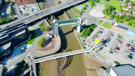 Vista-Aérea-De-Peatones-Caminando-En-El-Puente-De-Medio-Centavo-Sobre-El-Río-Hull-En-Inglaterra,-Reino-Unido