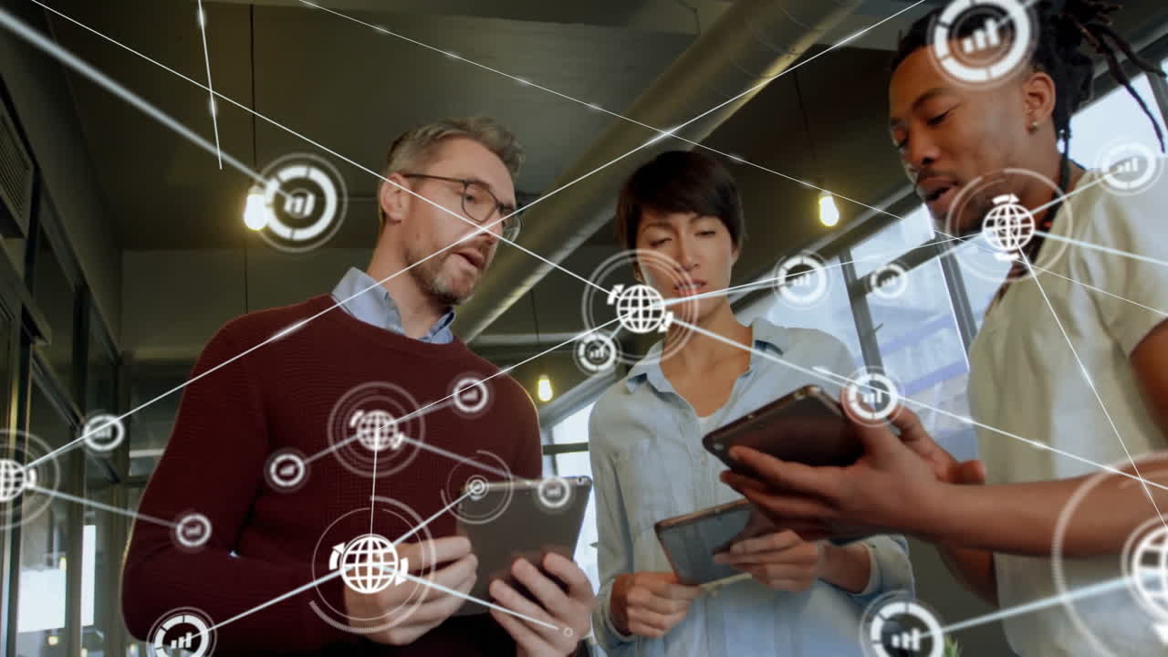animación de la red de conexiones con iconos sobre diversos colegas discutiendo el trabajo
