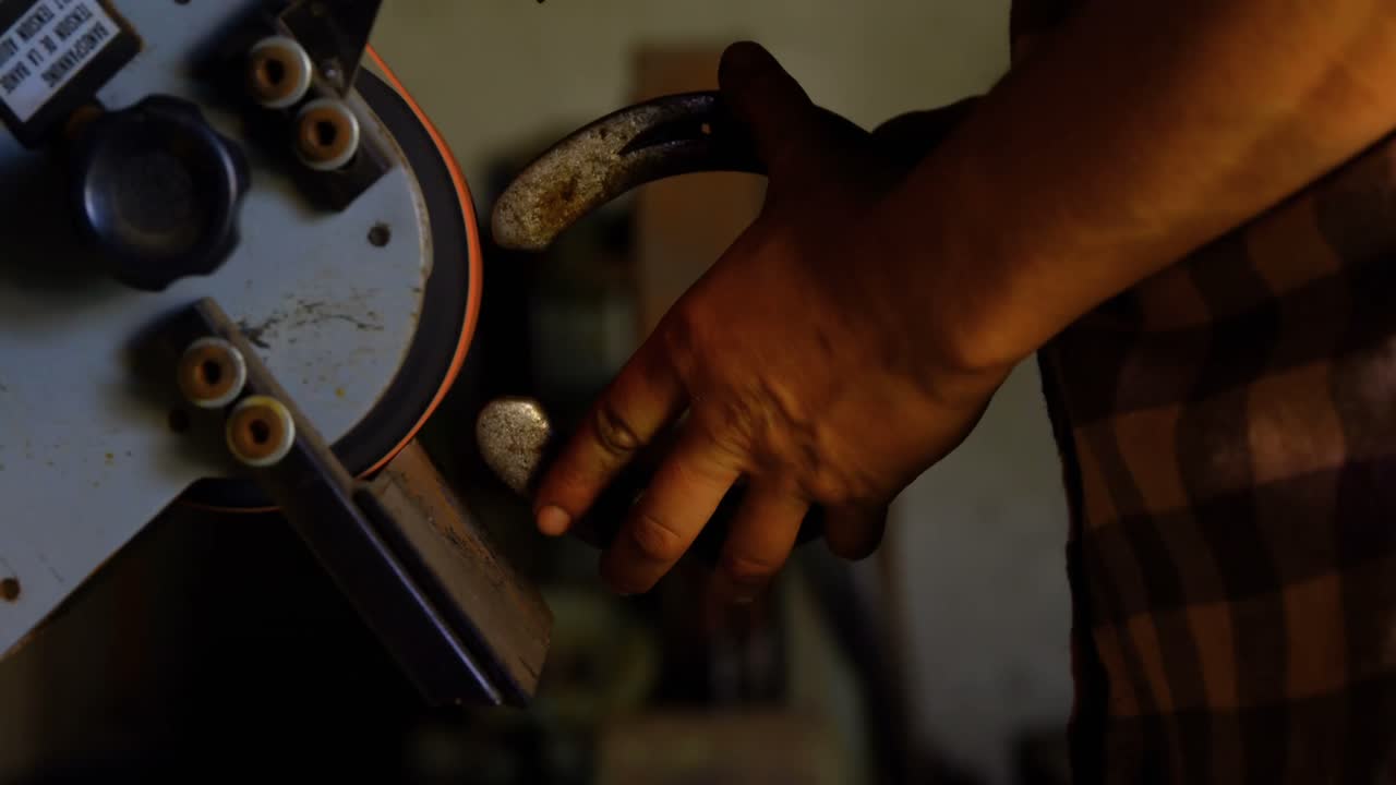 metalúrgica que utiliza una máquina de afilar 4k