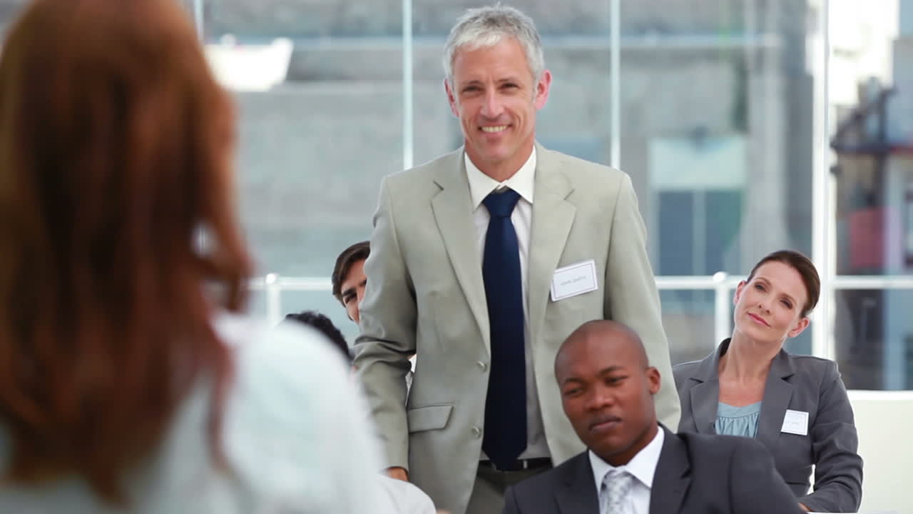 hombre de negocios interviniendo en una reunión