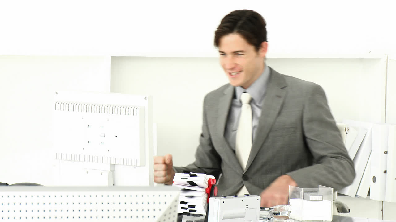 컴퓨터 에서 일 하는 성공적 인 관리자