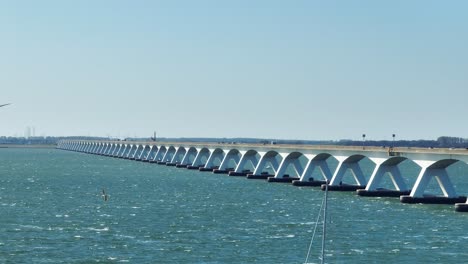 tomada de un dron de lente larga del famoso puente de zeeland durante un día soleado