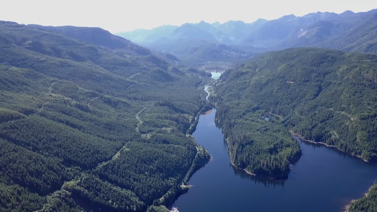 매우 험준한 산 오지의 높은 조감도