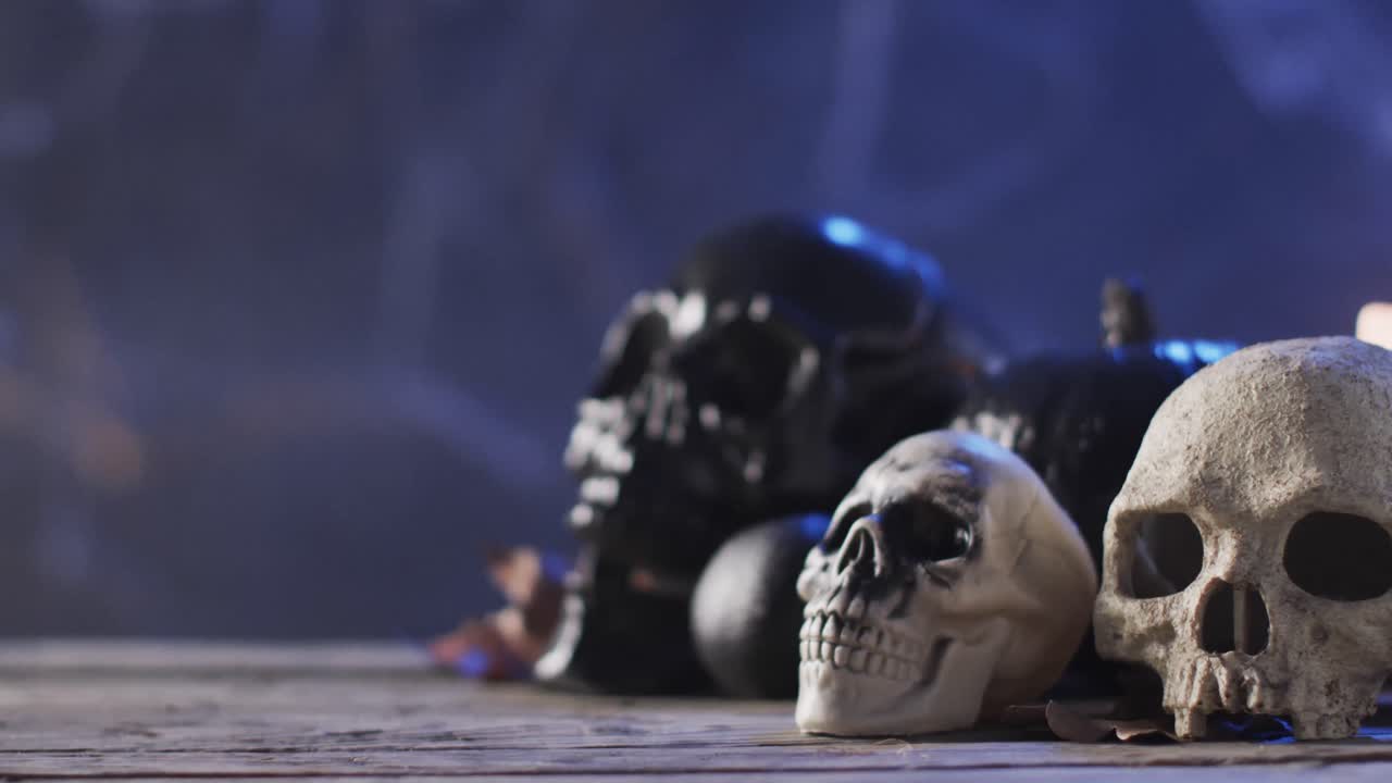 할로윈 두개골,  ⁇ 불 및 연기의 비디오와 보라색 배경에 복사 공간