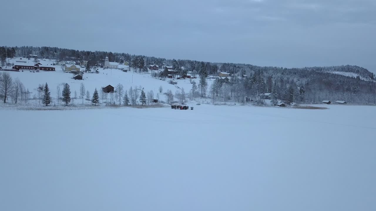 스웨덴 borgvattnet 근처의 얼어붙은 호수와 숲