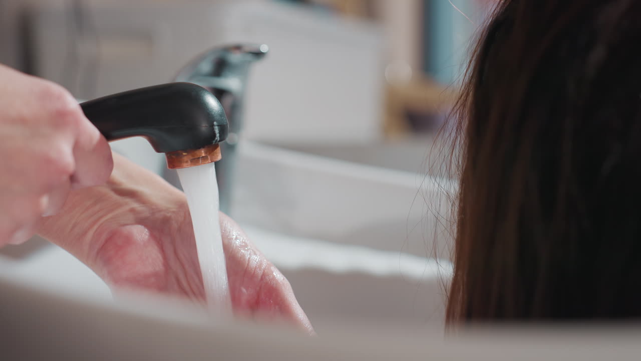 컬러리스트는 수질 상태를 확인하고, 스타일리스트는 적절한 수온과 투명도를 확인하며, 컬러 전문가는 안전하고 효과적인 머리 감기를 위해 하천 및 유역 상태를 평가합니다.