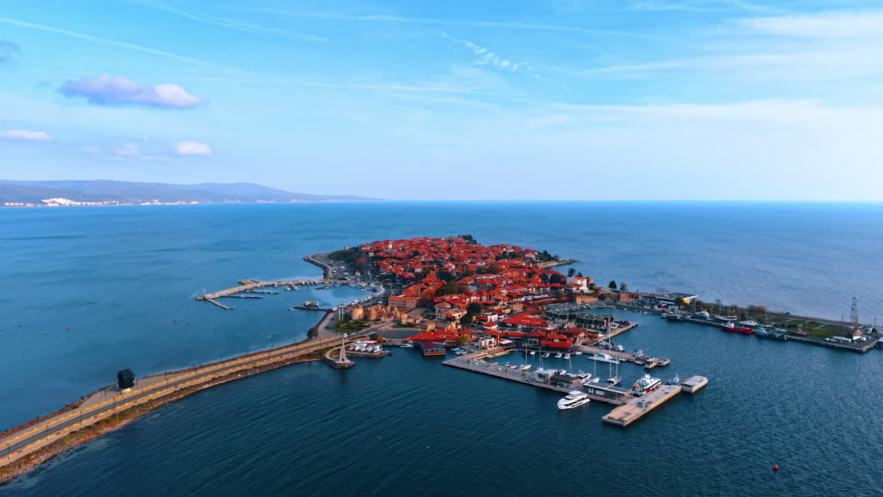 Spektakulär del av Nessebar med röda tak i Bulgarien. Vackert lugnt vattenlandskap runt Svarta havet. Flygvy