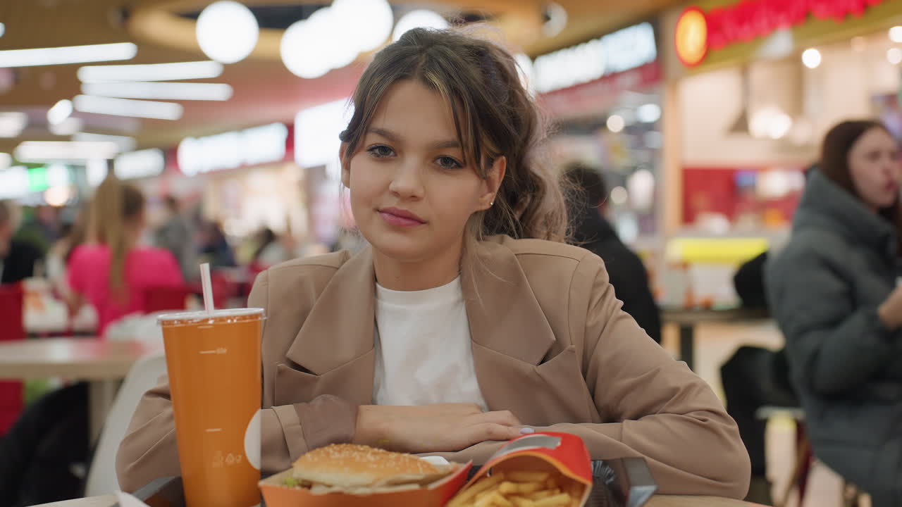 10대 소녀가 편안한 야외 점심을 즐기고 있어요. 젊은 여성이 자연 속에서 여유로운 주말 식사를 즐기고, 10대 소녀는 한가로운 오후 시간에 편안한 야외 식사를 만끽하고 있네요.