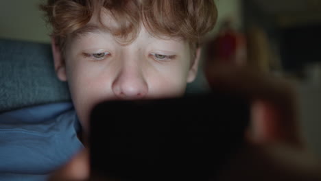 adolescente usando el teléfono inteligente por la noche