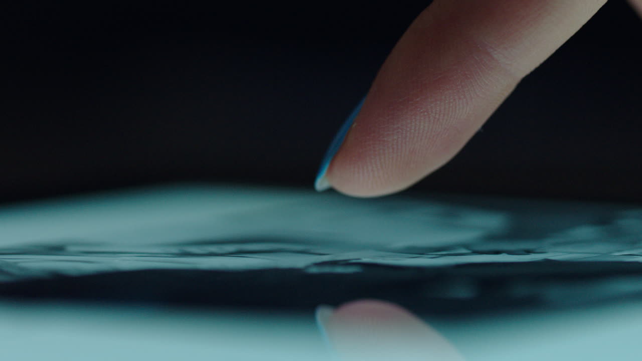 디지털 태블릿을 사용하여 매크로 손가락을 닫고 시장 조사 통계를 온라인으로 검색하고 모바일 터치 스크린 장치에서 금융 정보 문서를 볼 수 있습니다.