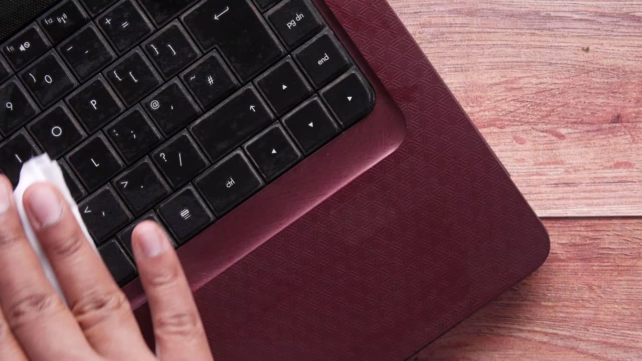 노트북 키보드를 청소하는 것