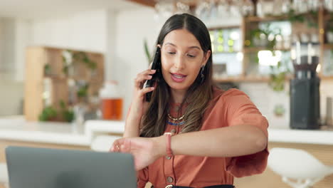 llamada telefónica, portátil y cita con una mujer