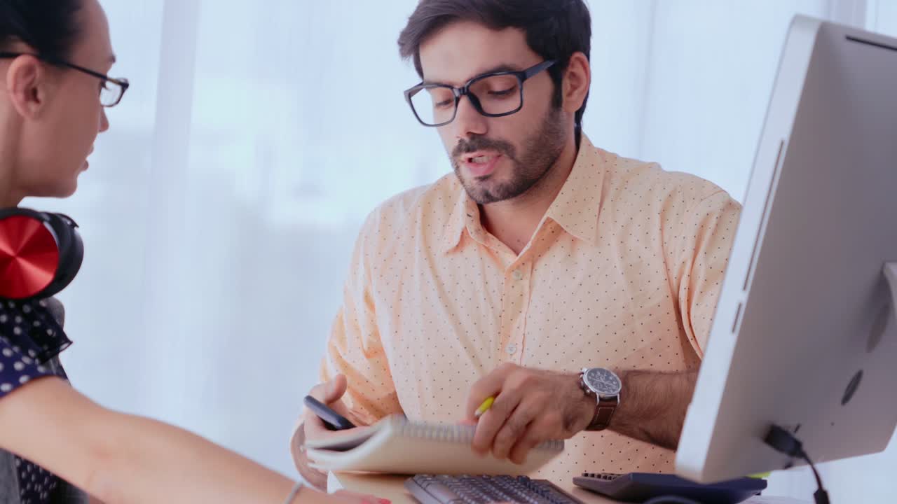 grupo de empresarios creativos teniendo una conversación en el escritorio de la oficina en el lugar de trabajo.