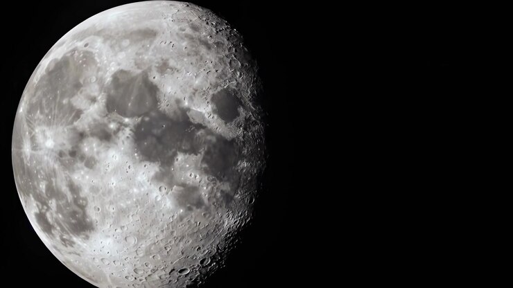 Vista em Close-up da Superfície da Lua com Cratera