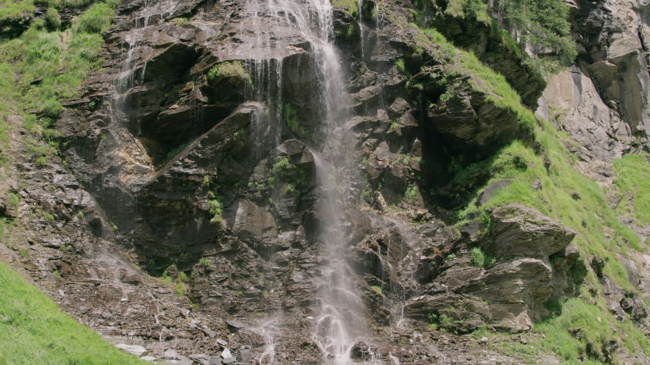 río corriendo por una roca de montaña en un día soleado