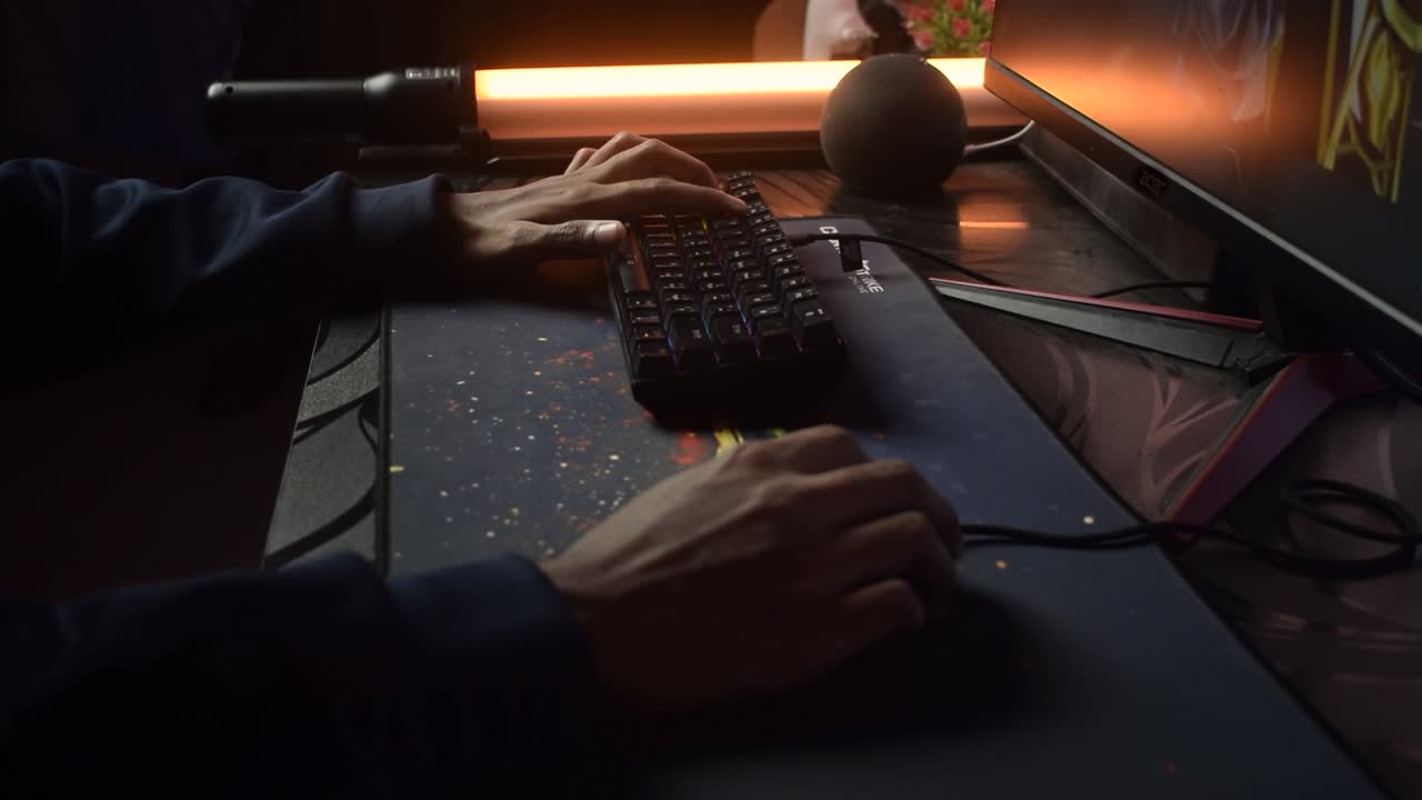 giocatore che gioca ai videogiochi