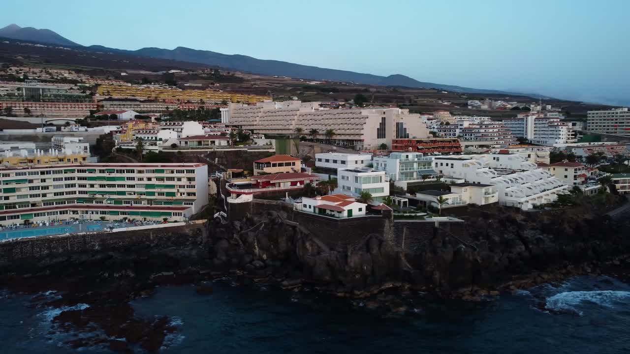 Splendido scenario della città di Los Gigantes in Spagna, Tenerife. Ripresa drone in 4K. Paesaggio urbano, paesaggio, mare, litorale, costa, litorale, costa, edifici, hotel