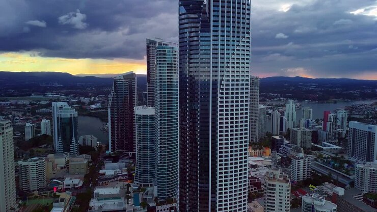 Arranha-céus da Gold Coast City com um pôr do sol dramático ao fundo