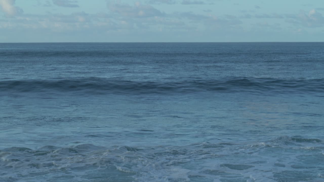 포르투갈 마데로 섬 북쪽 해안의 바위에 부서지는 파도