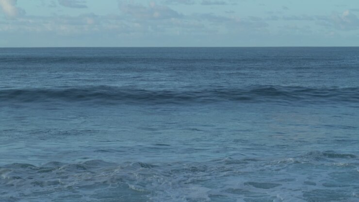 vagues se brisant sur les rochers de la côte nord de l'île de madiro, portugal