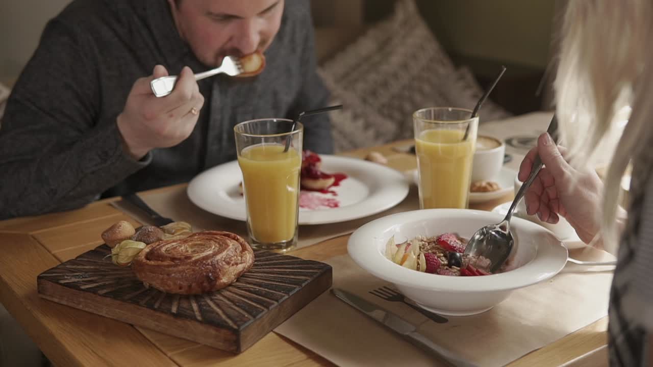 una pareja disfrutando del desayuno en un café