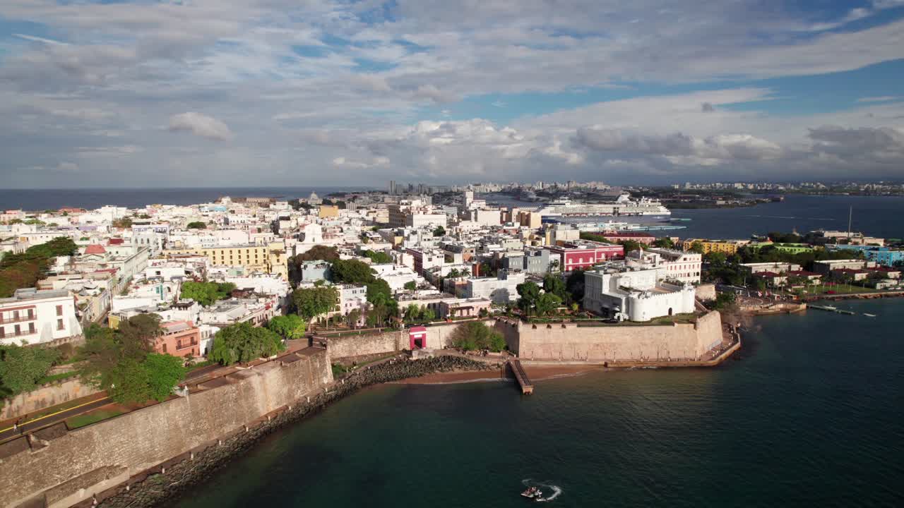 Vista aerea della Vecchia San Juan, Porto Rico, Puerta de San Juan, 4K.