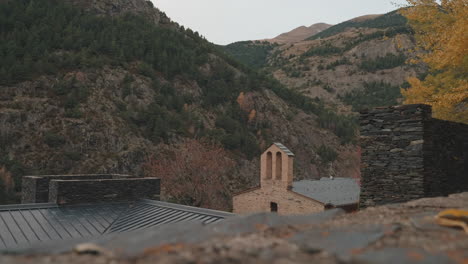Kirche-Santa-Maria-De-Meritxell-Inmitten-Der-Bergigen-Dorflandschaft-Andorras