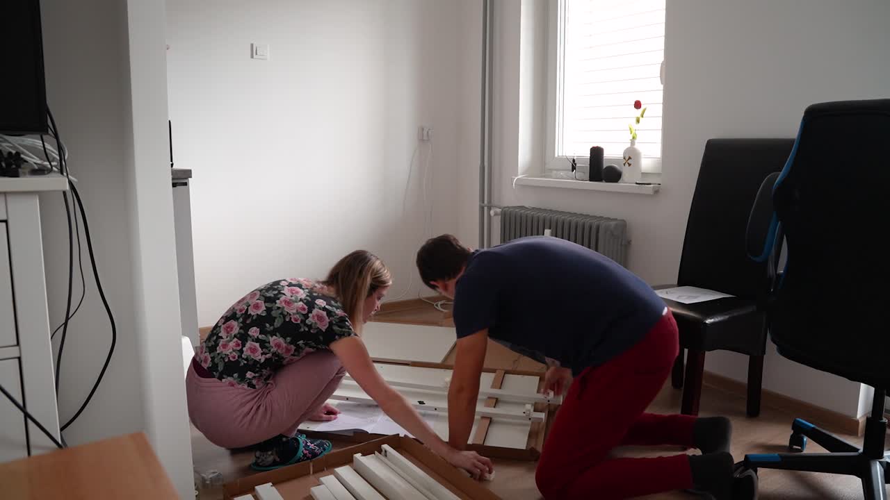 Timelapse of setting up a house with a couple
