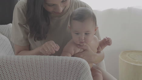 Glückliche-Mutter-Mit-Ihrem-Süßen-Baby-Zu-Hause-Aus-Nächster-Nähe