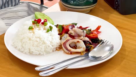 deliciosa comida tailandesa con calamar y arroz