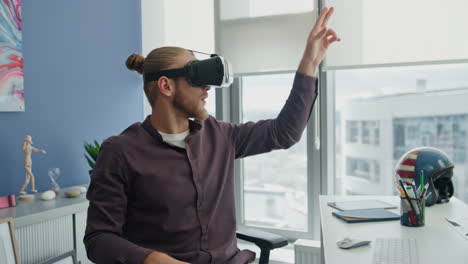 vr estudiante deslizando las manos espacio interactivo lugar de trabajo remoto. tecnologías futuras