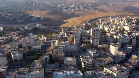 la cúpula dorada de mosue en el campamento de refugiados de anata, palestina, israel, aérea