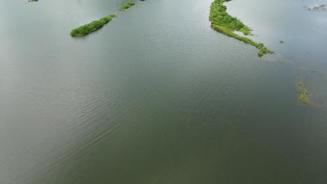 Imágenes-Aéreas-De-La-Tierra-Al-Agua-Que-Revelan-Un-Camión-Islas-Pequeñas,-Agua-Que-Refleja-El-Cielo,-Muak-Klek,-Saraburi,-Tailandia