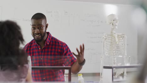 Vídeo-De-Un-Profesor-Afroamericano-Feliz-Con-Una-Clase-De-Alumnos-Diversos-Durante-La-Lección-De-Anatomía