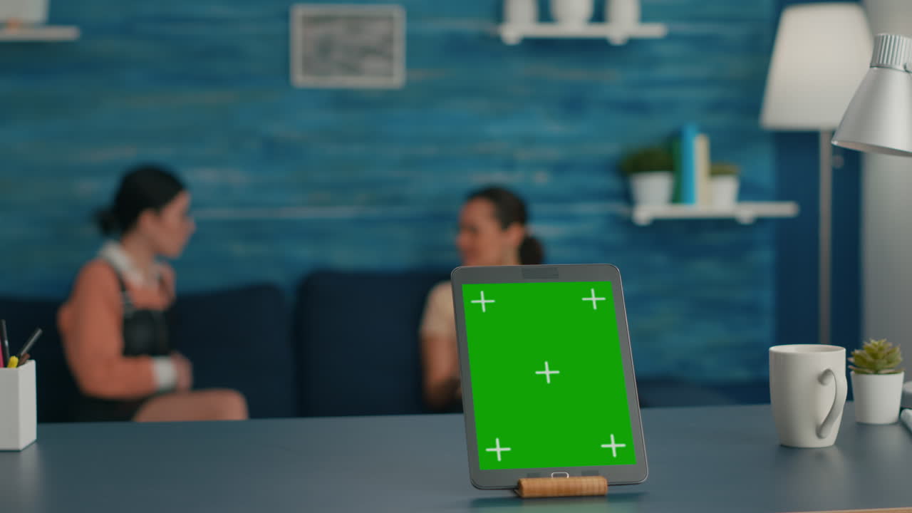 computadora de tableta aislada con pantalla verde cromática en pie en la mesa del escritorio