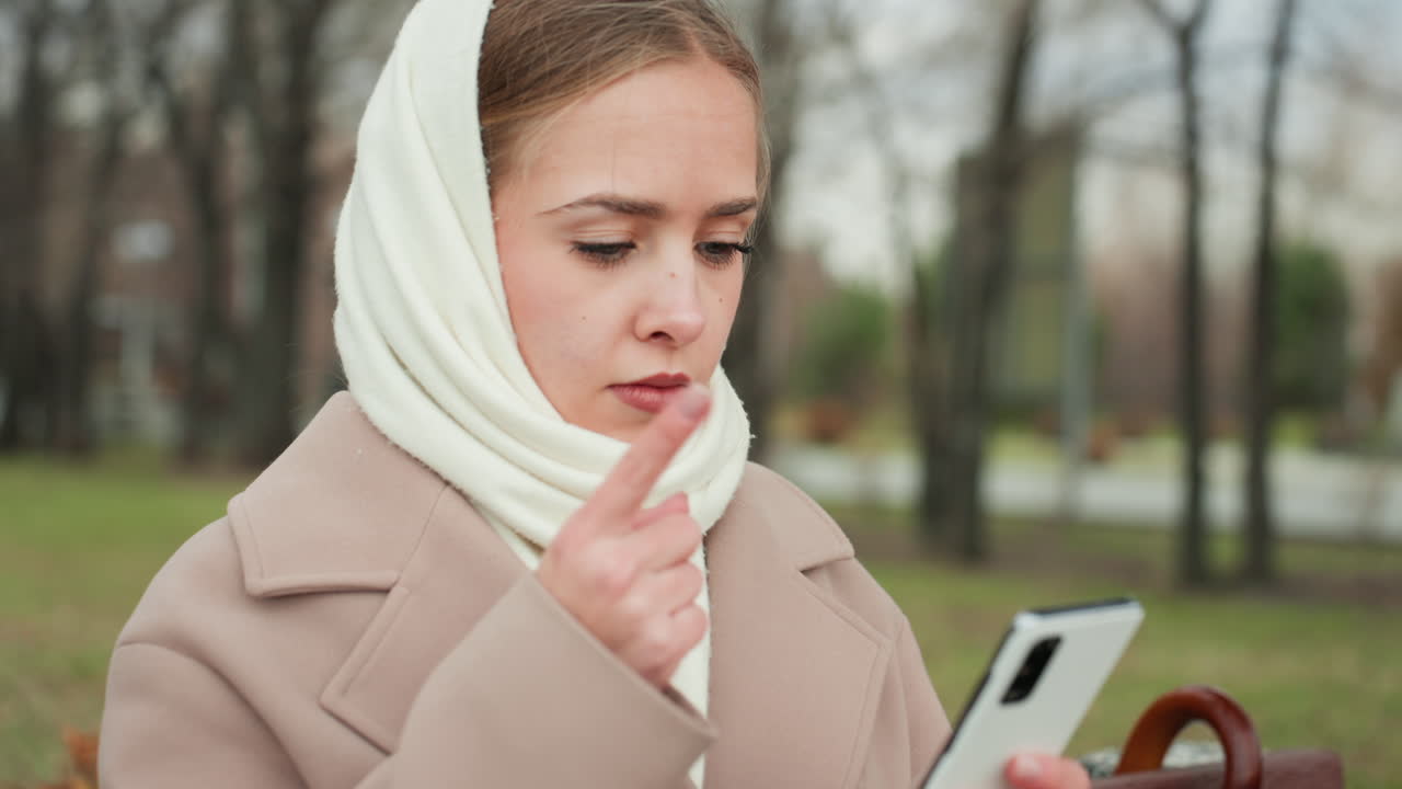 Dışarıda çeşitli kadınlar. Farklı ifadeler ve kıyafetlerle açık hava sahnelerini deneyimleyen farklı kadınlar. Açık hava mekanlarında çeşitli duyguları ve giyim tarzlarını sergileyen kadınlardan oluşan bir koleksiyon.