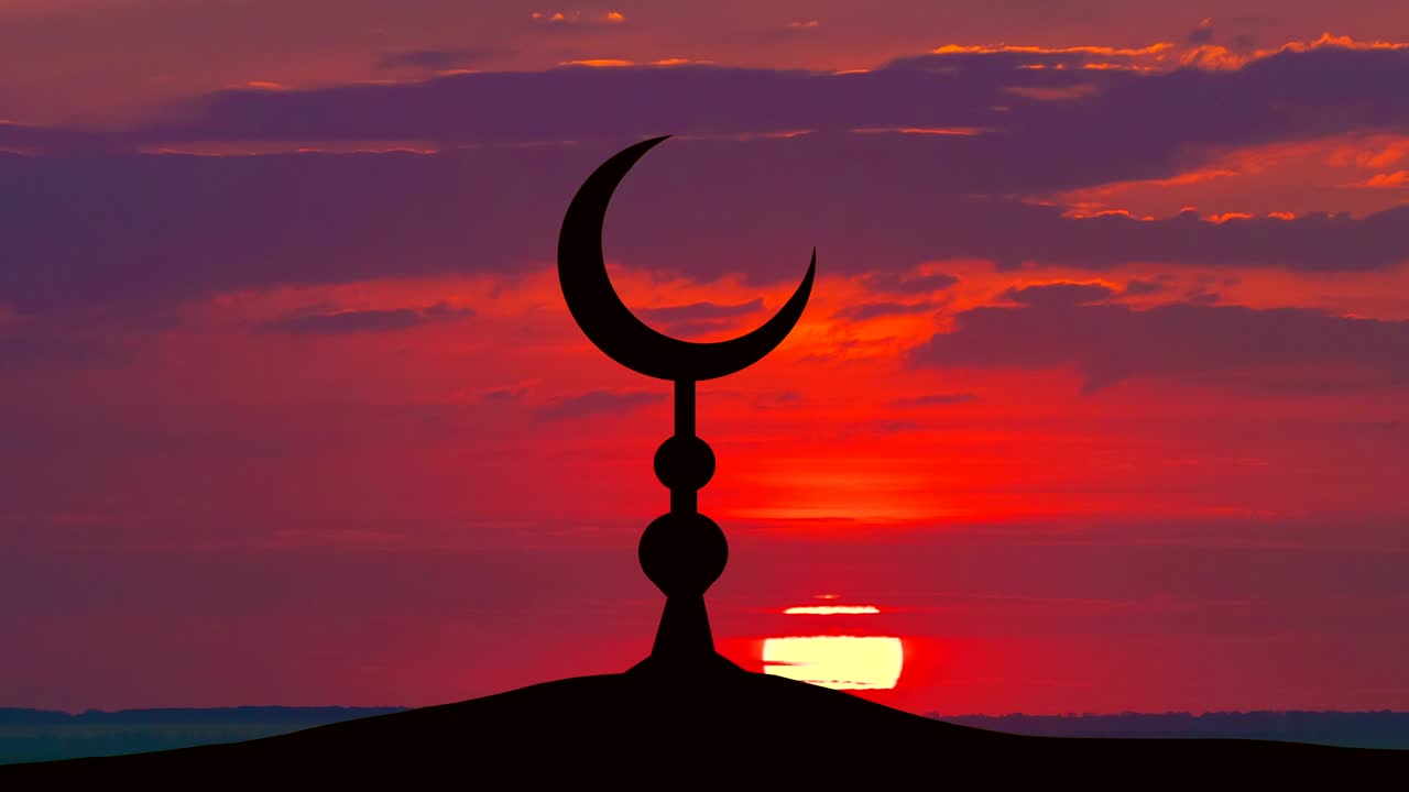 el símbolo del islam contra el fondo del sol. lapso de tiempo