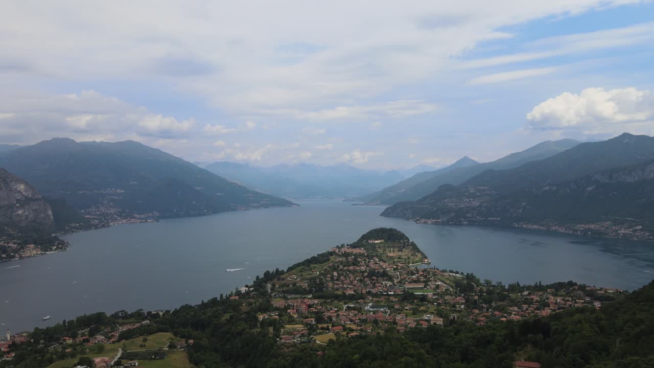 hermoso panorama areal del lago com en el centro de italia en los alpes mientras se pone el sol