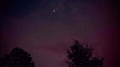 Lapso-De-Tiempo-De-Un-Cielo-Estrellado-Con-La-Vía-Láctea-En-Verano-Y-Estrellas-Fugaces